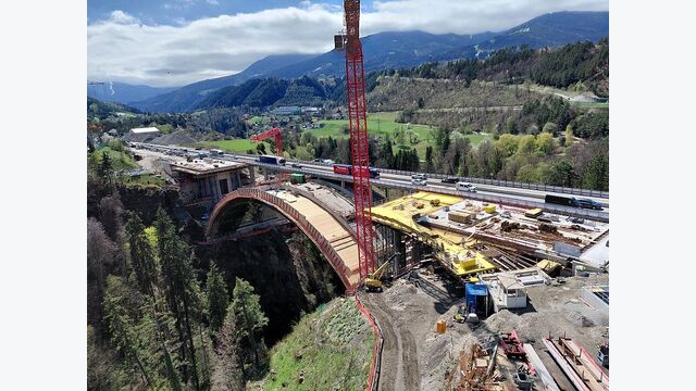Die steile Lage über der Sill macht umfangreiche Baustellenlogistik nötig. Baustraßen, Hangsicherungen und Arbeitsflächen mussten hergestellt werden, bevor die eigentlichen Brückenarbeiten beginnen konnten.