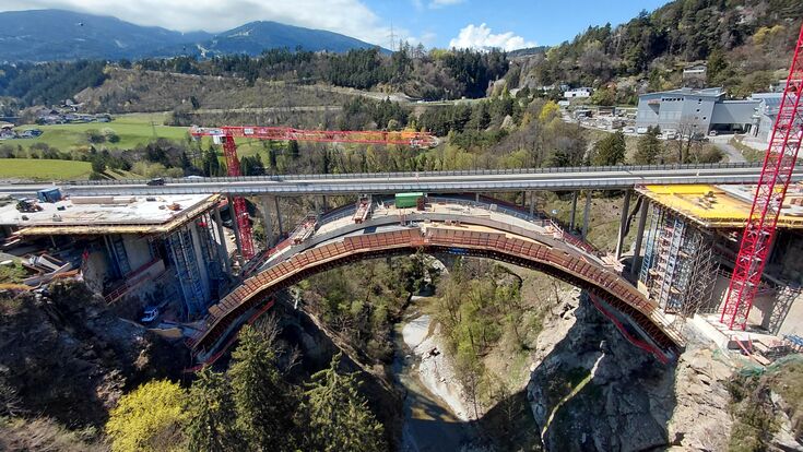 Während der Neubau der Richtungsfahrbahn Innsbruck läuft, bleibt die A13 auf dem benachbarten Teilbauwerk in Betrieb. Die dafür nötige Verkehrsführung wurde bereits Jahre vor dem eigentlichen Ersatzneubau vorbereitet.