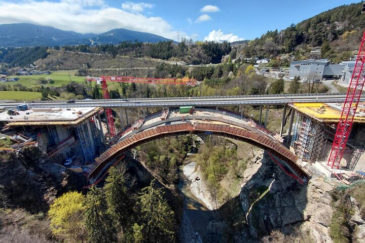 Während der Neubau der Richtungsfahrbahn Innsbruck läuft, bleibt die A13 auf dem benachbarten Teilbauwerk in Betrieb. Die dafür nötige Verkehrsführung wurde bereits Jahre vor dem eigentlichen Ersatzneubau vorbereitet.
