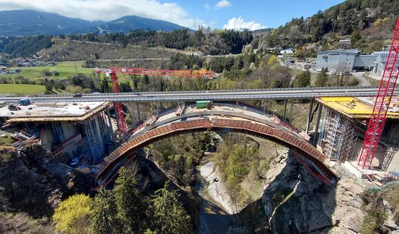 Während der Neubau der Richtungsfahrbahn Innsbruck läuft, bleibt die A13 auf dem benachbarten Teilbauwerk in Betrieb. Die dafür nötige Verkehrsführung wurde bereits Jahre vor dem eigentlichen Ersatzneubau vorbereitet.