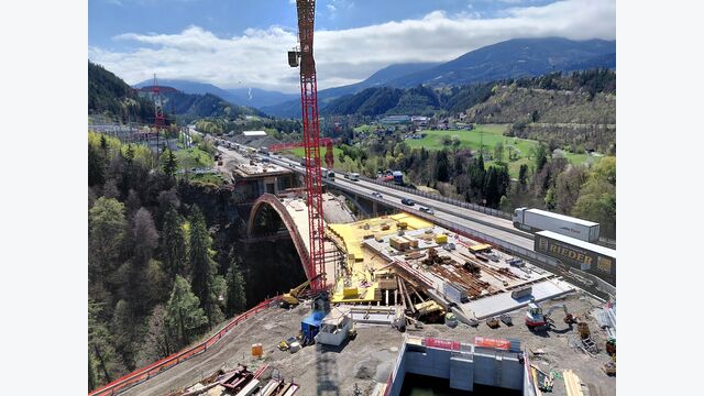 Das nahezu 100 Meter spannende Bogenlehrgerüst überspannt die Sillschlucht als eigenständiges temporäres Tragwerk. Rund 900 Tonnen Stahl bilden die Grundlage für Abbruch und anschließenden Neubau.