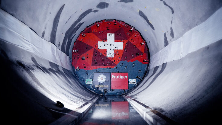 Die nördliche Tunnelbohrmaschine „Alessandra“ arbeitet sich von Göschenen aus durch das Gotthardmassiv. Ihr 12,225 Meter großer Bohrkopf gehört zu einer rund 110 Meter langen und 1.806 Tonnen schweren Anlage.