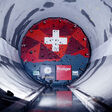 Die nördliche Tunnelbohrmaschine „Alessandra“ arbeitet sich von Göschenen aus durch das Gotthardmassiv. Ihr 12,225 Meter großer Bohrkopf gehört zu einer rund 110 Meter langen und 1.806 Tonnen schweren Anlage.