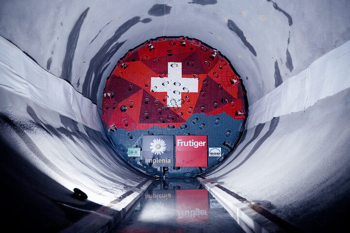 Die nördliche Tunnelbohrmaschine „Alessandra“ arbeitet sich von Göschenen aus durch das Gotthardmassiv. Ihr 12,225 Meter großer Bohrkopf gehört zu einer rund 110 Meter langen und 1.806 Tonnen schweren Anlage.