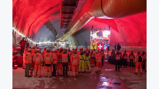 Der Start des maschinellen Vortriebs auf der Nordseite wurde unter Tage in Göschenen gefeiert. „Alessandra“ sollte von hier aus insgesamt knapp 6,9 Kilometer der zweiten Gotthardröhre auffahren.