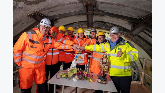 Auf der Südseite in Airolo wurde die mehr als 2.100 Tonnen schwere TBM auf den Namen „Paulina“ getauft. Später sollte ausgerechnet diese Maschine nach nur 192 Metern wegen instabilen Gebirges für fast elf Monate zum Stillstand kommen.