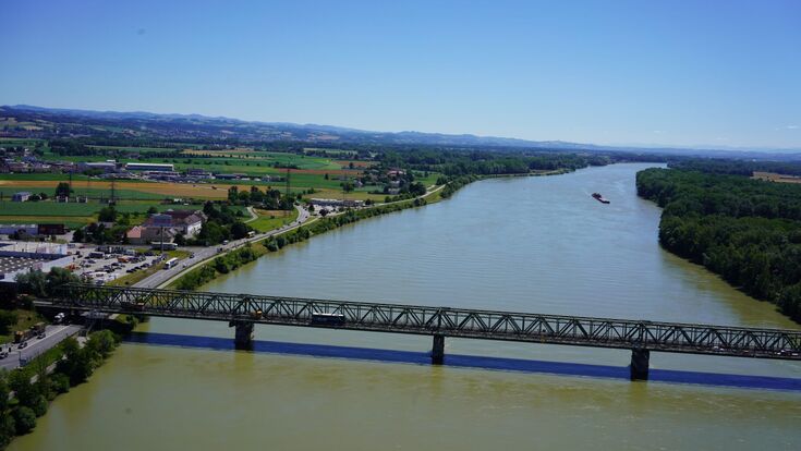 Noch trägt das grüne Stahlfachwerk den Straßenverkehr über die Donau. 2028 soll dieser Überbau innerhalb einer dreimonatigen Totalsperre verschwinden und durch vormontierte neue Tragwerksteile ersetzt werden – eines davon rund 2.500 Tonnen schwer.