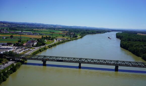 Noch trägt das grüne Stahlfachwerk den Straßenverkehr über die Donau. 2028 soll dieser Überbau innerhalb einer dreimonatigen Totalsperre verschwinden und durch vormontierte neue Tragwerksteile ersetzt werden – eines davon rund 2.500 Tonnen schwer.
