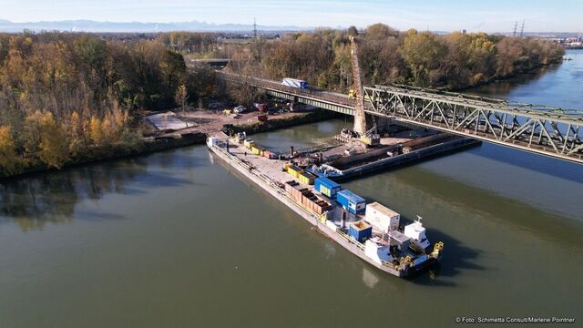 Mit Pontons und schwimmenden Arbeitsplattformen wird der Zugang zu den Strompfeilern mitten in der Donau hergestellt. Die laufenden Arbeiten am Unterbau bereiten jene Pfeiler vor, auf denen 2028 das neue Straßentragwerk zu liegen kommt.