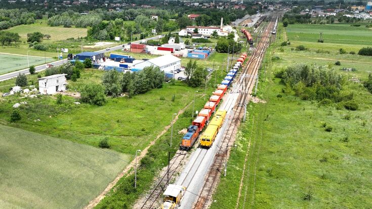 Eine Linienbaustelle in großer Dimension: Bauzüge und Gleisbaumaschinen arbeiten sich durch den Korridor, auf dem Swietelsky insgesamt rund 100 Kilometer Gleis erneuert. Seit Juli fahren auf ersten fertiggestellten Abschnitten bereits wieder Personenzüge.
