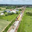 Eine Linienbaustelle in großer Dimension: Bauzüge und Gleisbaumaschinen arbeiten sich durch den Korridor, auf dem Swietelsky insgesamt rund 100 Kilometer Gleis erneuert. Seit Juli fahren auf ersten fertiggestellten Abschnitten bereits wieder Personenzüge.