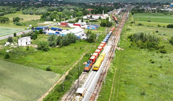 Eine Linienbaustelle in großer Dimension: Bauzüge und Gleisbaumaschinen arbeiten sich durch den Korridor, auf dem Swietelsky insgesamt rund 100 Kilometer Gleis erneuert. Seit Juli fahren auf ersten fertiggestellten Abschnitten bereits wieder Personenzüge.
