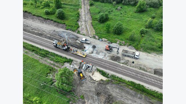 Neben dem bereits erneuerten Gleis laufen die Arbeiten auch am Unterbau und an den zahlreichen Querungen weiter. Insgesamt umfasst Swietelskys Auftrag unter anderem 78 Durchlässe und 59 Bahnübergänge.