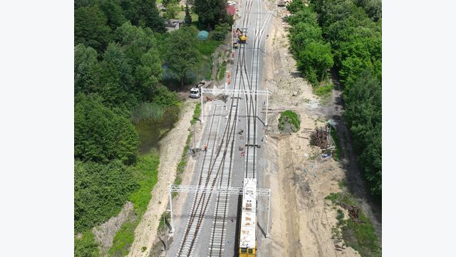 Neue Gleise, Weichenbereiche und Oberleitungsportale prägen den Abschnitt zwischen Sandomierz und Chmielów. Neben rund 100 Kilometern Gleis umfasst der Rekordauftrag auch etwa 90 Kilometer Oberleitung.