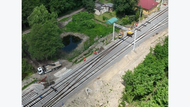 Besonders aufwendig wird der Umbau dort, wo mehrere Gleise und Weichen zusammenlaufen. Insgesamt gehören 94 Weichen zum Auftrag von Swietelsky Rail Polska.