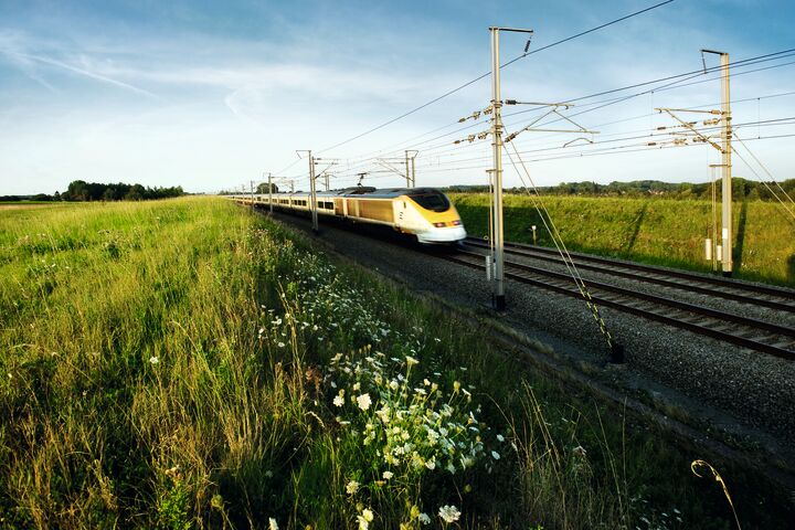 Auf der belgischen HSL1 sind Geschwindigkeiten von bis zu 300 km/h möglich. Die 1997 eröffnete Verbindung Richtung französische Grenze wird seit 2024 abschnittsweise grundlegend modernisiert.