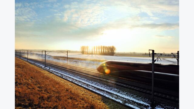 Rund 100 Hochgeschwindigkeitszüge nutzen die HSL1 täglich. Um die Einschränkungen möglichst kurz zu halten, bündelt Infrabel große Teile der Gleiserneuerung in mehrwöchigen Sommersperren.