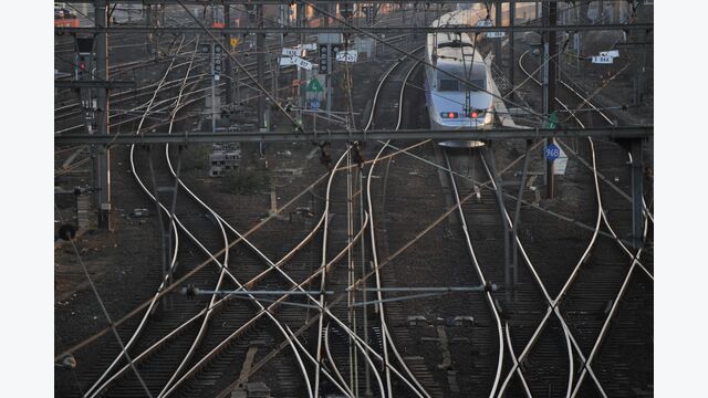 Hochgeschwindigkeitsverkehr stellt besonders hohe Anforderungen an Lage und Geometrie des Gleises. Nach dem eigentlichen Umbau folgen deshalb Stopf-, Mess- und Ballastierungsarbeiten, bevor die Strecke wieder freigegeben werden kann.