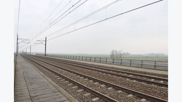 Die Modernisierung der HSL1 ist auf mehr als ein Jahrzehnt angelegt. Infrabel will bis 2035 Schienen, Schwellen, Schotter und Weichen erneuern und investiert dafür mehr als 310 Millionen Euro.