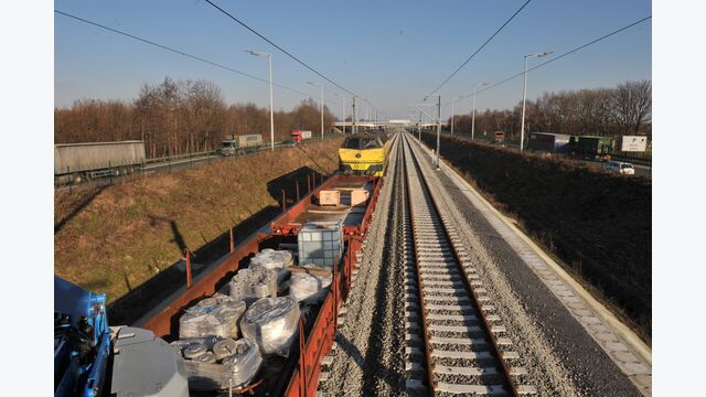 Beim Gleisbau entscheidet die Logistik über das Tempo: Material, Maschinen und Arbeitszüge müssen auf dem gesperrten Abschnitt exakt aufeinander abgestimmt werden. Swietelsky setzte bei der jüngsten Kampagne dafür unter anderem den Gleisumbauzug RU 800 S ein.