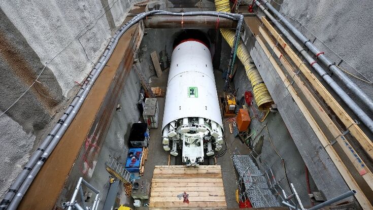 Im Startschacht am Gaudenzdorfer Gürtel wurde die Tunnelbohrmaschine für den Wiental-Kanal unter Tage zusammengesetzt. Fertig montiert erreicht „Krümel“ eine Länge von 135 Metern und ein Gewicht von rund 1.000 Tonnen.