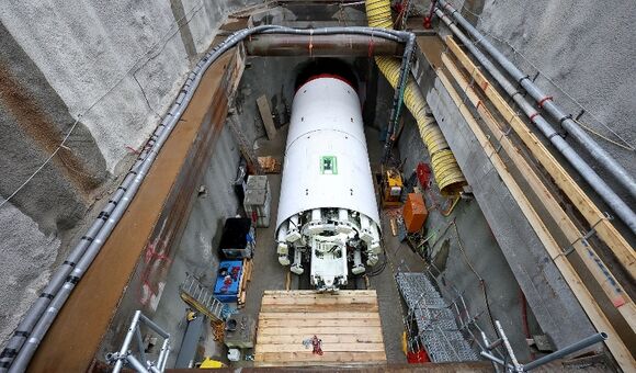 Im Startschacht am Gaudenzdorfer Gürtel wurde die Tunnelbohrmaschine für den Wiental-Kanal unter Tage zusammengesetzt. Fertig montiert erreicht „Krümel“ eine Länge von 135 Metern und ein Gewicht von rund 1.000 Tonnen.