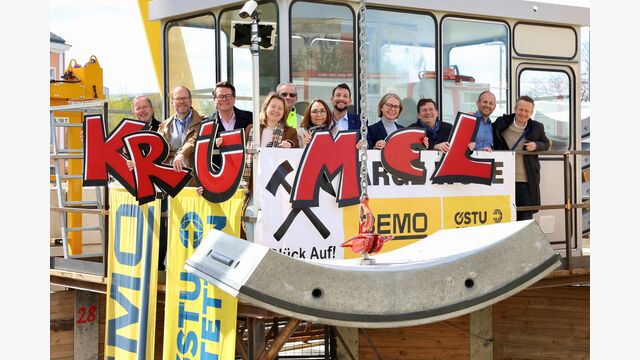 Bei der Taufe im April 2025 erhielt die Tunnelbohrmaschine ihren Namen „Krümel“. Im Vordergrund hängt einer der Beton-Tübbinge, aus denen während des Vortriebs Stück für Stück die neue Kanalröhre entsteht.