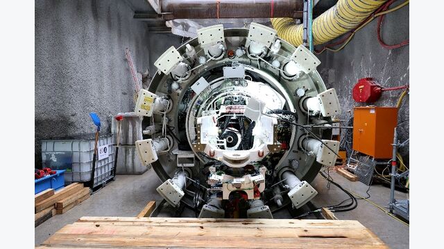 Der Vortrieb erfolgt im Wechsel von Bohren und Bauen: Nach jeweils rund 1,20 Metern Aushub setzt die Maschine einen neuen Betonring ein. Pro Bohrzyklus fallen dabei etwa 25 Tonnen Erdmaterial an.