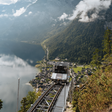 Auf 594 Metern Fahrbahnlänge überwindet die neue Salzbergbahn einen Hang mit bis zu rund 42 Grad Neigung. Am 29. August soll die vollständig neu errichtete Anlage erstmals regulär Gäste auf den Salzberg bringen.