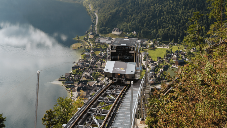 Auf 594 Metern Fahrbahnlänge überwindet die neue Salzbergbahn einen Hang mit bis zu rund 42 Grad Neigung. Am 29. August soll die vollständig neu errichtete Anlage erstmals regulär Gäste auf den Salzberg bringen.
