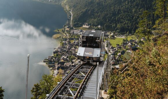 Auf 594 Metern Fahrbahnlänge überwindet die neue Salzbergbahn einen Hang mit bis zu rund 42 Grad Neigung. Am 29. August soll die vollständig neu errichtete Anlage erstmals regulär Gäste auf den Salzberg bringen.