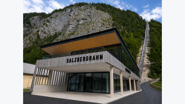 Auch die Talstation wurde im Zuge des Großprojekts vollständig neu gestaltet. Insgesamt investiert Salzwelten rund 34 Millionen Euro in die neue Standseilbahn und die gleichzeitige Modernisierung des Hallstätter Standorts.