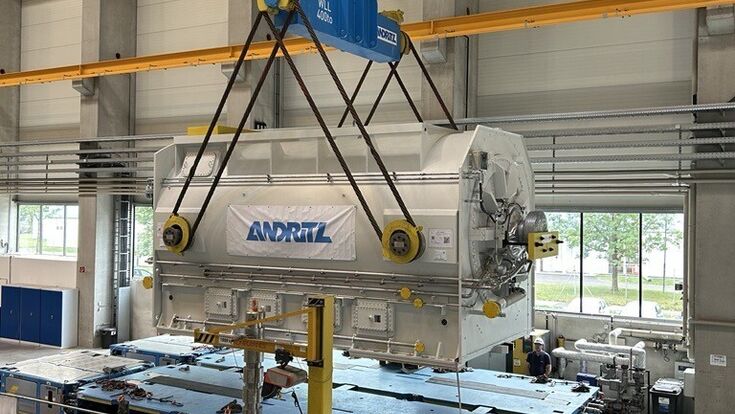 Bis zu 300 Tonnen wiegen die größten Turbogeneratoren aus Linz. Das Bild zeigt die Verladung einer 250 Tonnen schweren Maschine in der ANDRITZ-Fertigung.