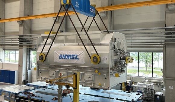 Bis zu 300 Tonnen wiegen die größten Turbogeneratoren aus Linz. Das Bild zeigt die Verladung einer 250 Tonnen schweren Maschine in der ANDRITZ-Fertigung.