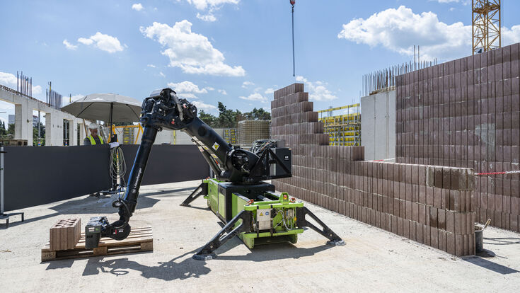 Auf der PORR-Baustelle Kladno Living übernimmt der 2,5 Tonnen schwere Mauerroboter WLTR das Setzen der Ziegel. Die Maschine verarbeitet dabei Steine mit einem Gewicht von bis zu 52 Kilogramm.
