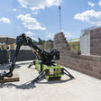 Auf der PORR-Baustelle Kladno Living übernimmt der 2,5 Tonnen schwere Mauerroboter WLTR das Setzen der Ziegel. Die Maschine verarbeitet dabei Steine mit einem Gewicht von bis zu 52 Kilogramm.