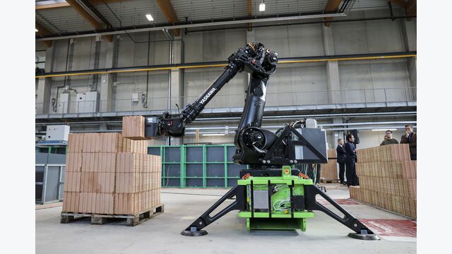 .Der Roboter arbeitet auf Basis eines digitalen Wandmodells und positioniert die Ziegel automatisiert. Menschliche Unterstützung bleibt dennoch nötig – unter anderem für Materialversorgung, Zuschnitte und Anschlussarbeiten.