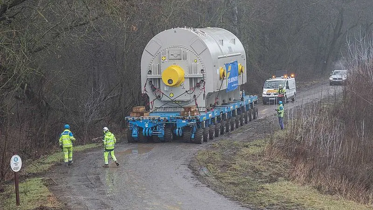 Für die letzten Etappen Richtung Mintia wechselten die rund 380 Tonnen schweren Generatoren auf selbstfahrende Schwerlastplattformen. Selbst abseits klassischer Schwerlastrouten musste die Transportkette bis zum Kraftwerksstandort funktionieren