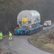 Für die letzten Etappen Richtung Mintia wechselten die rund 380 Tonnen schweren Generatoren auf selbstfahrende Schwerlastplattformen. Selbst abseits klassischer Schwerlastrouten musste die Transportkette bis zum Kraftwerksstandort funktionieren