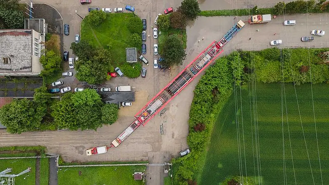 Bis zu 100 Meter lang war die Straßenkombination für einen der Generatoren. Mit 770 Tonnen Gesamtgewicht bezeichnet Felbermayr den Transport als den bislang größten Straßentransport Ungarns.