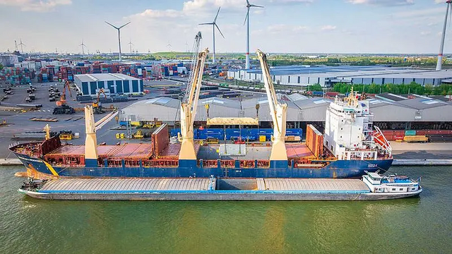 Die Generatoren kamen per Hochseeschiff aus Charleston nach Antwerpen. Dort wechselten die rund 380 Tonnen schweren Maschinen vom Seeschiff auf ein Binnenschiff – der Beginn der europäischen Binnenetappe.