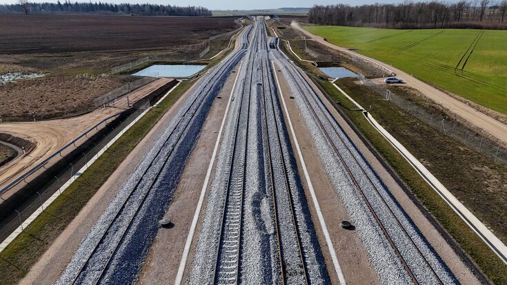 In Litauen nimmt Rail Baltica bereits sichtbar Gestalt an. Auf ersten Abschnitten liegen die Gleise in europäischer Normalspur von 1.435 Millimetern; insgesamt befinden sich dort derzeit rund 114 Kilometer Hauptstrecke im Bau.