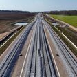 In Litauen nimmt Rail Baltica bereits sichtbar Gestalt an. Auf ersten Abschnitten liegen die Gleise in europäischer Normalspur von 1.435 Millimetern; insgesamt befinden sich dort derzeit rund 114 Kilometer Hauptstrecke im Bau.