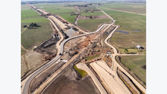 Rail Baltica gehört zu den größten laufenden Infrastrukturvorhaben Europas. Die erste Ausbauphase wird aktuell mit rund 15,3 Milliarden Euro veranschlagt; mehr als 40 Prozent der Hauptstrecke sind im Bau oder bereits baureif.