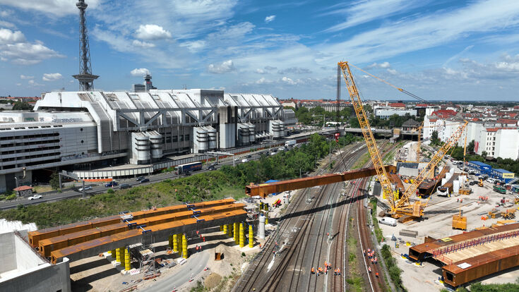 Beim Neubau der Berliner Ringbahnbrücke wurden sechs vormontierte Großbauteile des Stahlüberbaus über den Bahngleisen eingehoben. Zum Einsatz kam dafür ein Raupenkran mit 650 Tonnen Tragfähigkeit.