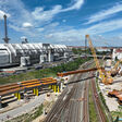 Beim Neubau der Berliner Ringbahnbrücke wurden sechs vormontierte Großbauteile des Stahlüberbaus über den Bahngleisen eingehoben. Zum Einsatz kam dafür ein Raupenkran mit 650 Tonnen Tragfähigkeit.