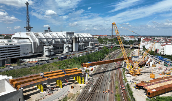 Beim Neubau der Berliner Ringbahnbrücke wurden sechs vormontierte Großbauteile des Stahlüberbaus über den Bahngleisen eingehoben. Zum Einsatz kam dafür ein Raupenkran mit 650 Tonnen Tragfähigkeit.