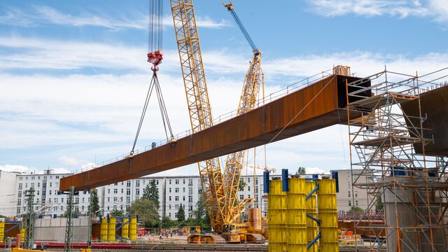 Bis zu 82 Meter lang und mehr als 320 Tonnen schwer waren die größten Segmente des neuen Stahlüberbaus. MCE aus Linz verantwortet innerhalb der österreichischen ARGE den Stahlbau.