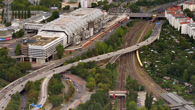 Die alte Ringbahnbrücke führte die A100 mitten durch das Autobahndreieck Funkturm. Das 1963 errichtete Bauwerk war ursprünglich für rund 25.000 Fahrzeuge täglich ausgelegt, zuletzt waren es etwa 90.000.