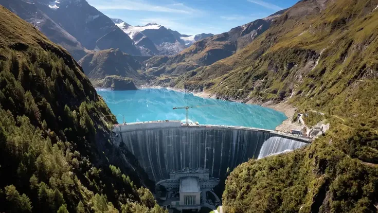 Die Limbergsperre am Wasserfallboden wird um 8,7 auf künftig 128,7 Meter erhöht. Dadurch wächst der nutzbare Speicherraum um 12,7 Millionen Kubikmeter.